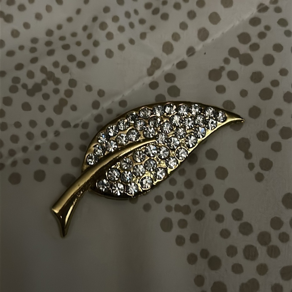 Vintage gold tone diamante leaf brooch - Picture 2 of 4